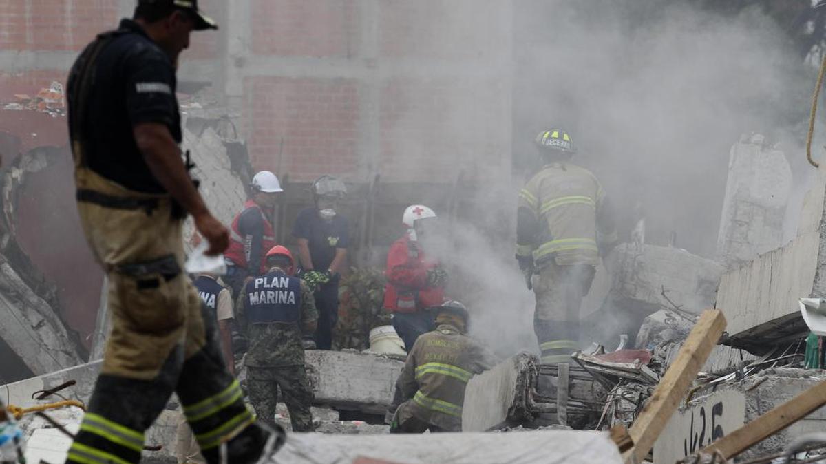 Brigadistas y voluntarios continúan con las labores de rescate en un edificio colapsado en las calles de Petén y Zapata, una de las zonas más afectadas por el terremoto, el jueves 21 de septiembre de 2017, en Ciudad de México.