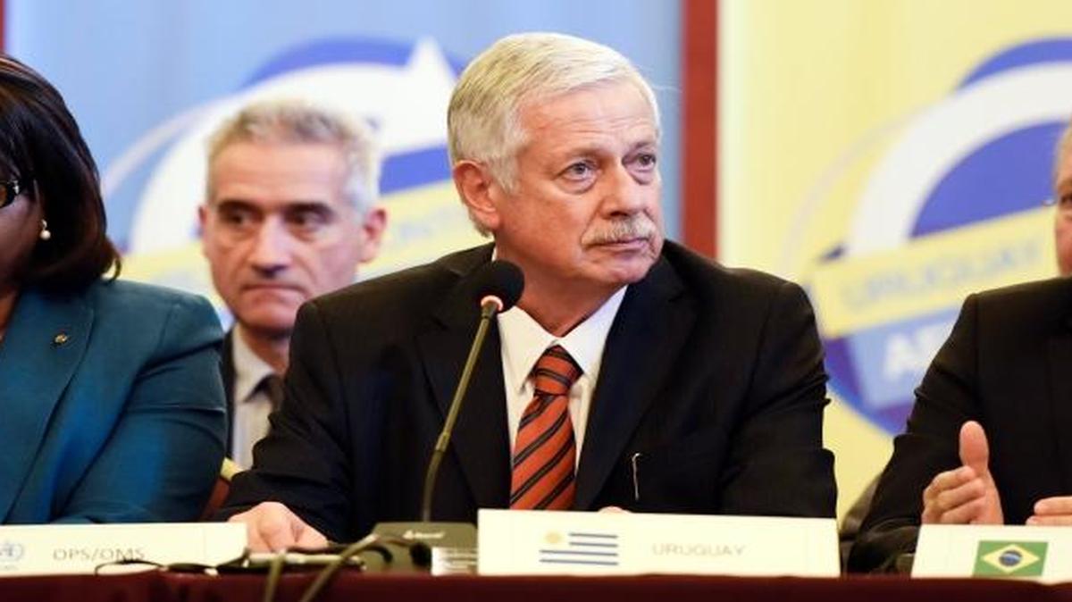 El ministro de Sanidad de Uruguay, Jorge Basso (centro), se congratuló de que próximamente el sistema de salud nacional contará con dos “potentes medicamentos”, y de “muy alto coste”, contra el cáncer de mama avanzado.