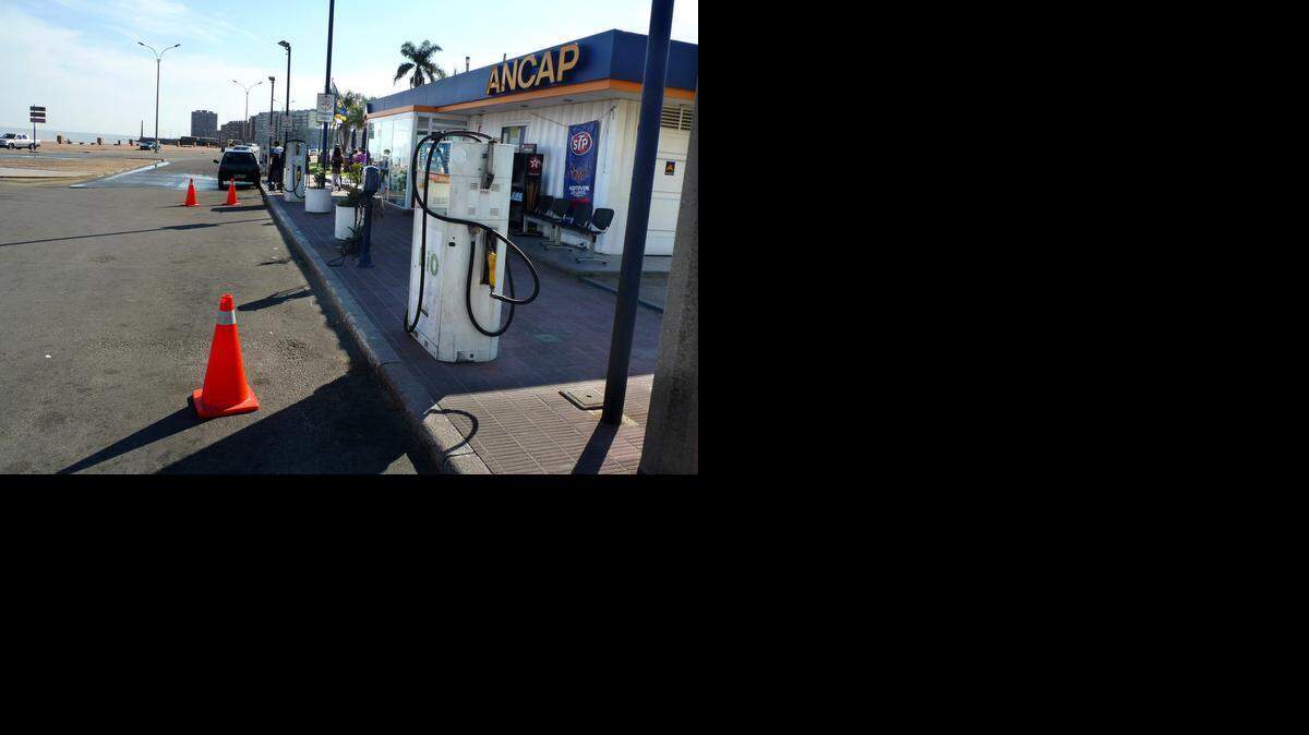 
Según un comunicado de la petrolera estatal Ancap, la certificación de 597 km de información sísmica comprende “20 situaciones exploratorias convencionales”, con una estimación de recursos sin riesgo “de hasta 1.769 millones de barriles recuperables, lo que implica 5.637 millones de barriles originalmente en el subsuelo”.
