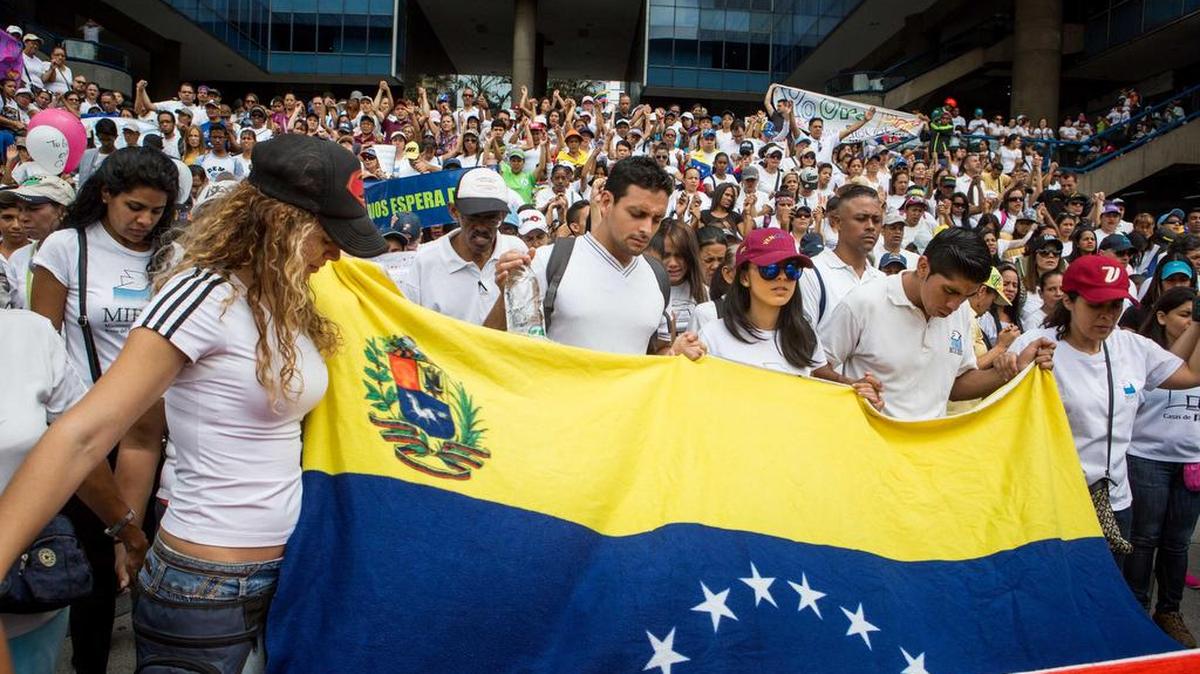 Un grupo de personas se congrega durante una manifestación hoy, sábado 8 de abril de 2017, en Caracas (Venezuela). La oposición venezolana convoca de nuevo a manifestarse en varias ciudades del país en demanda de la "restitución del hilo constitucional" y de la celebración de elecciones.