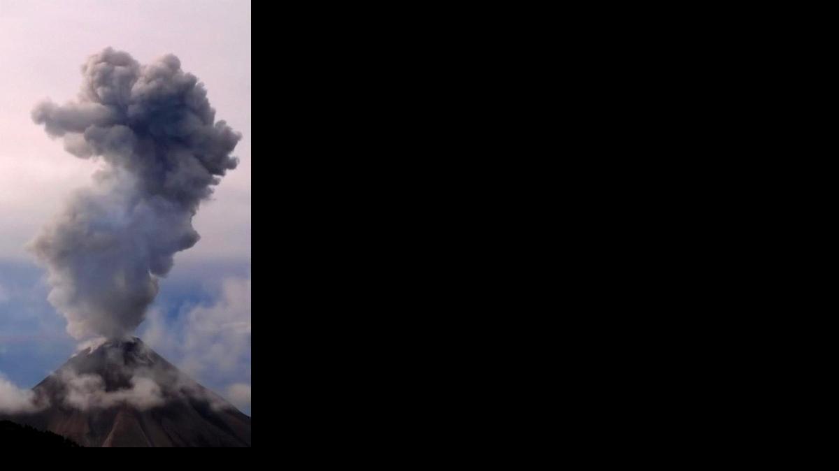 
Fotografía cedida por la Protección Civil del estado de Jalisco que muestra una exhalación de humo y vapor del Volcán Colima, domingo 25 de enero de 2015, en Colima (México). El volcán emitió este domingo cuatro exhalaciones de humo y vapor de 500 a 2.500 metros de altura sobre el cráter, informaron fuentes del servicio de Protección Civil de Jalisco, estado donde se encuentra parte del coloso. 
