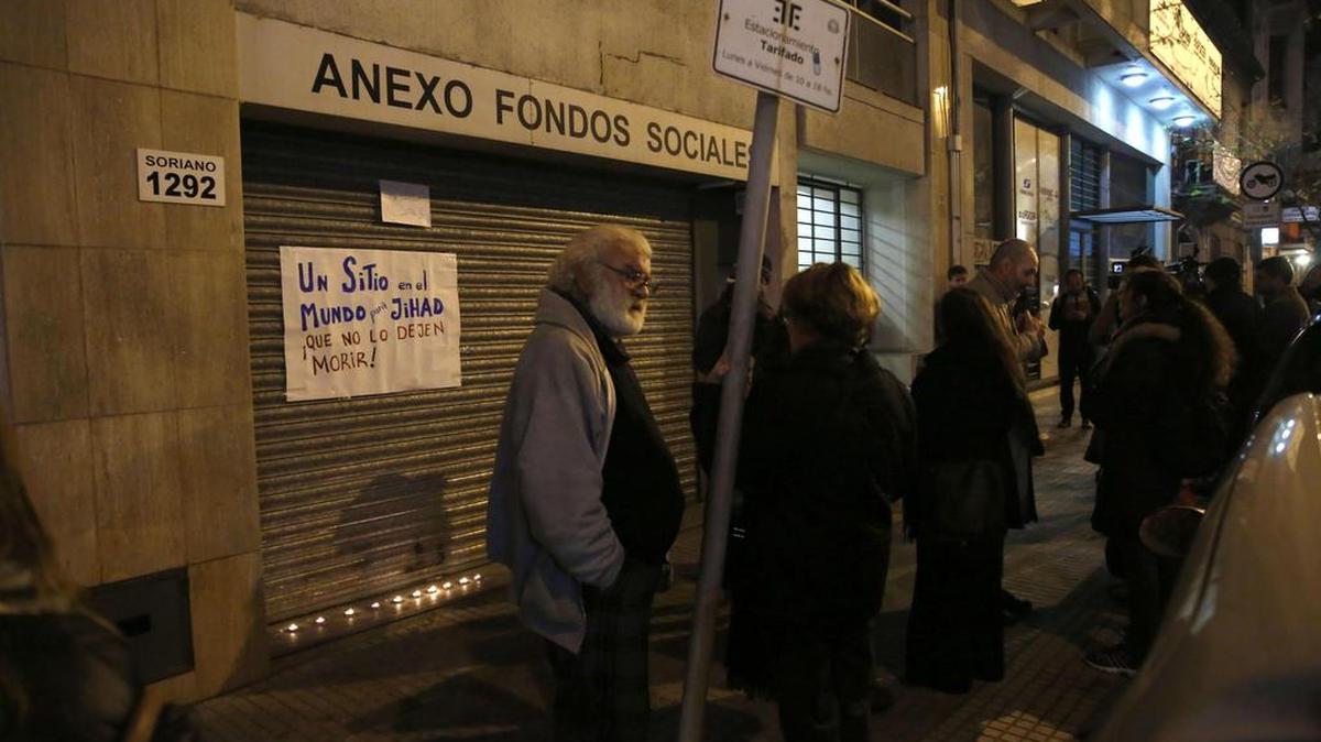 Personas realizan una vigilia el lunes 19 de septiembre de 2016, frente al domicilio de Jihad Diyab, el ex reo de Guantánamo que realiza una huelga de hambre en reclamo de ser reunido con su familia en otro país.