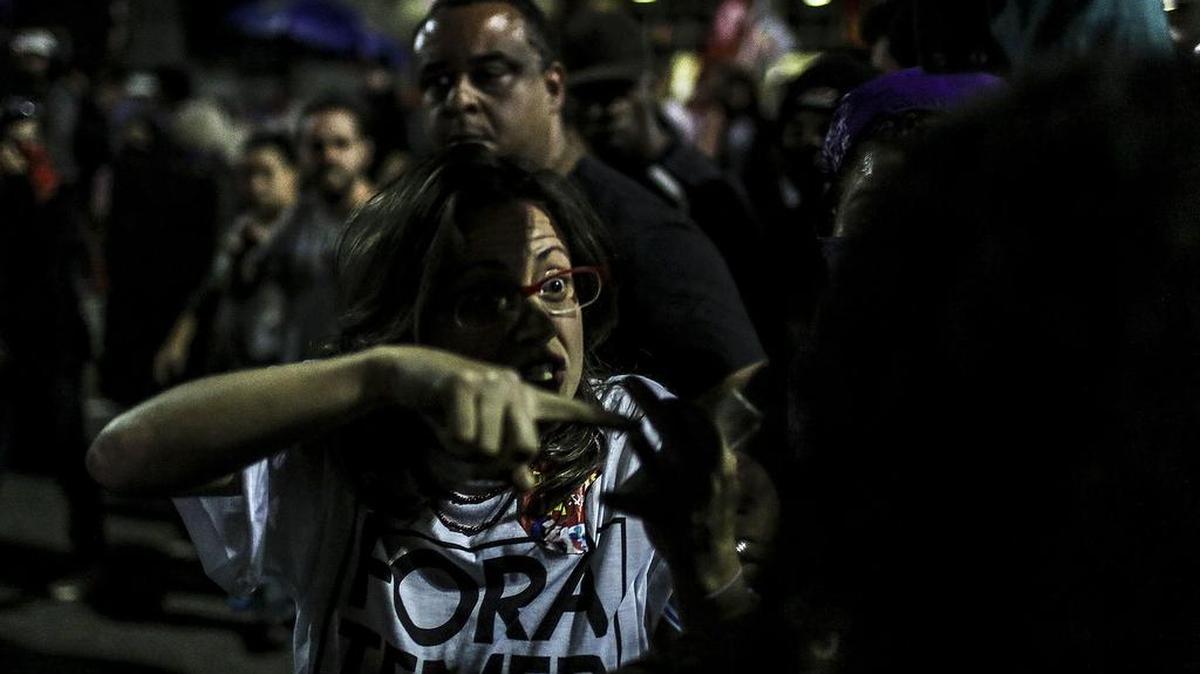 Una mujer pelea con miembros anarquistas durante una protesta el viernes 30 de junio de 2017, en Río de Janeiro. Varios grupos de manifestantes protagonizaron enfrentamientos con policías en las ciudades de Río de Janeiro y Sao Paulo en el marco de la segunda huelga general contra las reformas económicas emprendidas por el gobierno del presidente Michel Temer.