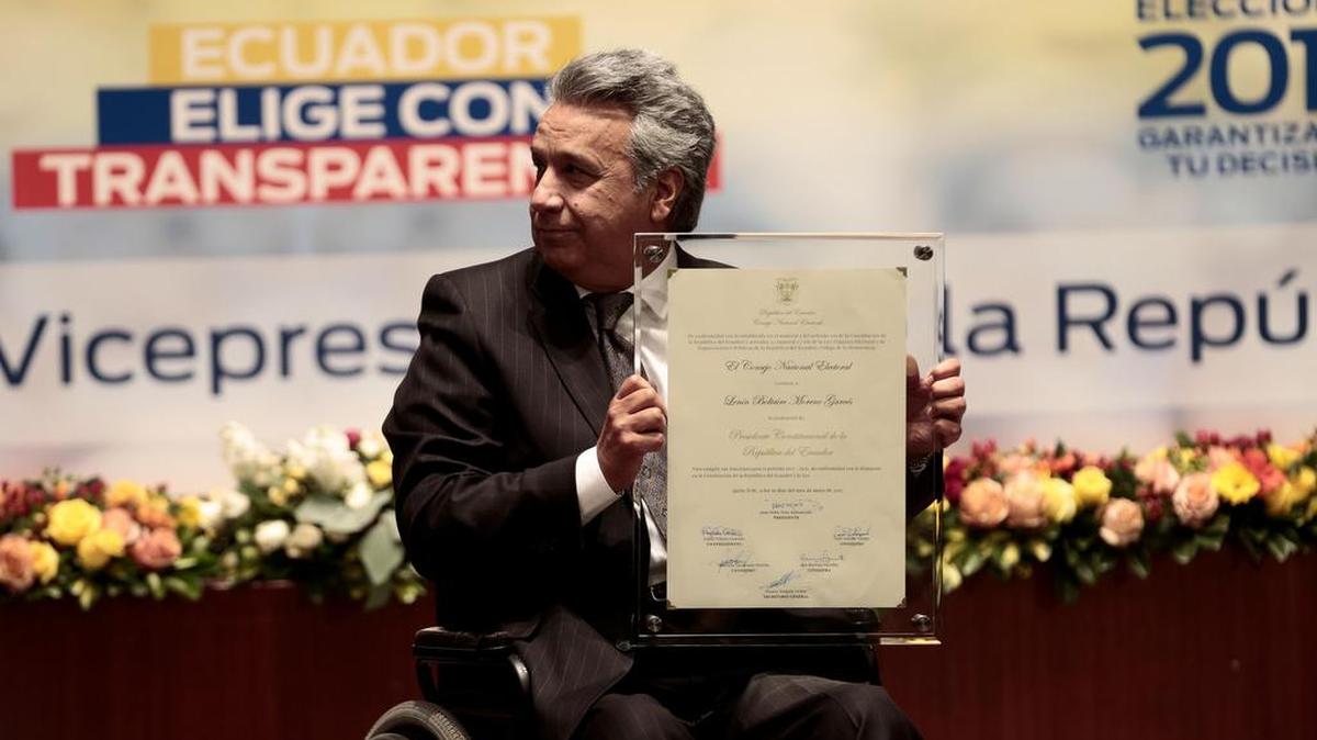 Lenin Moreno posa con la credencial oficial de presidente electo de Ecuador el 16 de mayo de 2017, en Quito, Ecuador.