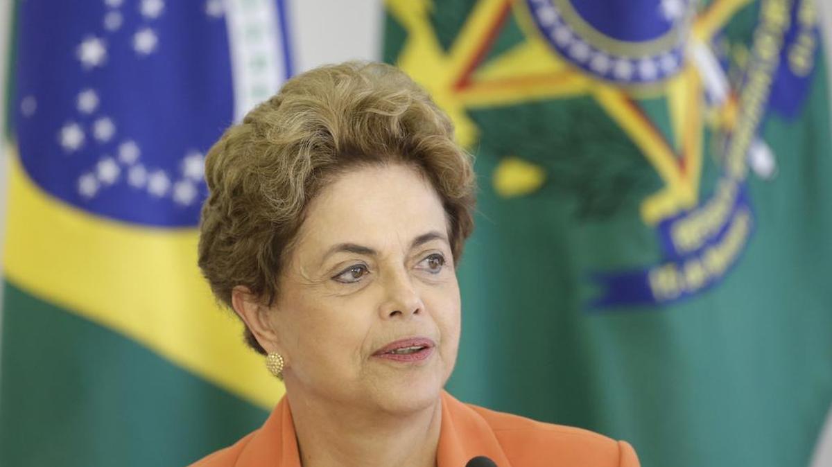 La presidenta brasileña Dilma Rousseff recibe este jueves a miembros de la Confederación Nacional de los Trabajadores Rurales en el Palacio del Planalto en Brasilia.