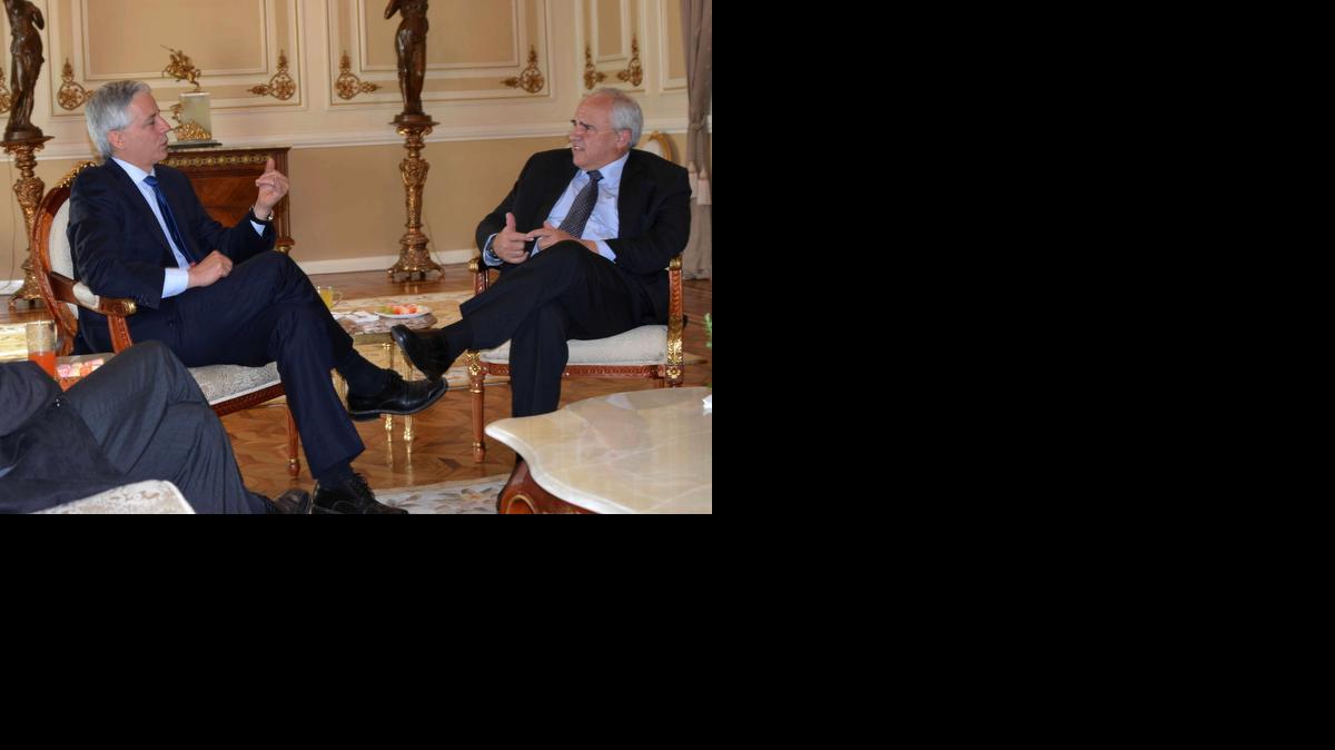 
El vicepresidente de Bolivia, Alvaro García Linera (izq.), reunido con el secretario general de la Unasur, Ernesto Samper, en La Paz. 
