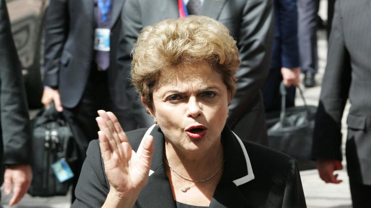 
Lapresidenta de Brasil, Dilma Rousseff, habla en una conferencia de prensa al finalizar la cumbre UE-Celac, en Bruselas, el 11 de junio.
