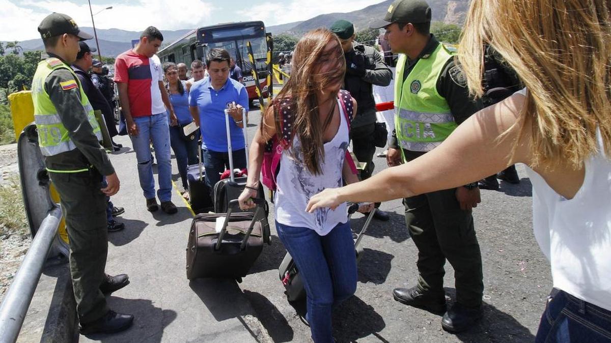 
Ciudadanos colombianos regresan el lunes a su país tras deportados desde Venezuela, a través del puente Simón Bolívar, en Cúcuta, en el norte de Santander de Colombia.
