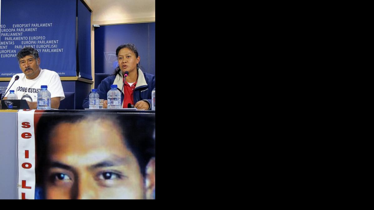 
Hilda Legideño y Bernabé Abraján, padres de dos de los 43 estudiantes desaparecidos, exigieron en la subcomisión de Derechos Humanos del Parlamento Europeo (PE), en Bruselas, una investigación independiente de su caso que consideran ha sido ‘silenciado’ por el gobierno mexicano.
