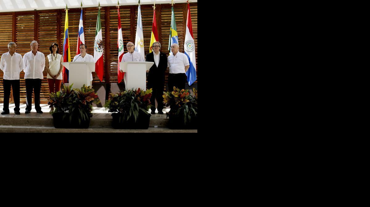 
El secretario de Relaciones Exteriores de México, José Antonio Meade Kouribeña (cen. izq.) y el canciller de Argentina, Héctor Timerman (cen. der.), ofrecen declaraciones tras sostener la primera reunión entre la Alianza del Pacífico y el Mercosur el sábado en Cartagena, Colombia. 
