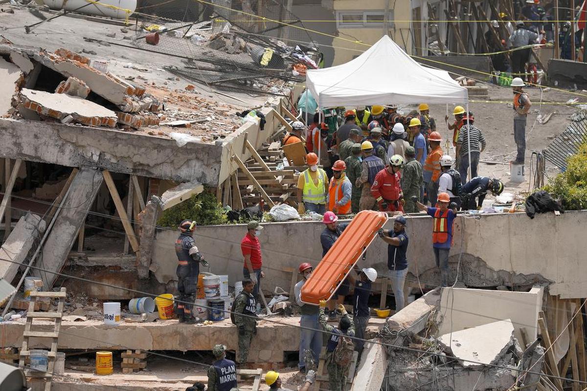 Los equipos de rescate continúan buscando estudiantes atrapados en los escombros en la Escuela Enrique Rebsamen en Colonia Nueva Oriental Coapa, en la Ciudad de México, el miércoles 20 de septiembre de 2017.
