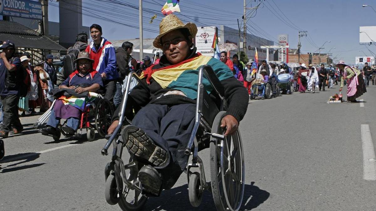 Varios centenares de discapacitados pasan por la ciudad de El Alto, antes de llegar a la ciudad de La Paz. Su meta era llegar ante la sede del gobierno en la capital.