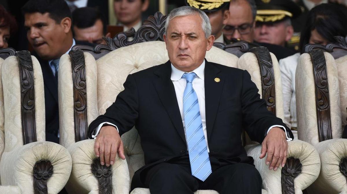 
El presidente de Guatemala, Otto Pérez Molina, asiste a una ceremonia de juramentación del nuevo ministro de Defensa, William Mancilla, el 14 de agosto, en Ciudad de Guatemala. Pérez fue acusado de defraudación aduanera el viernes 21 de agosto. 
