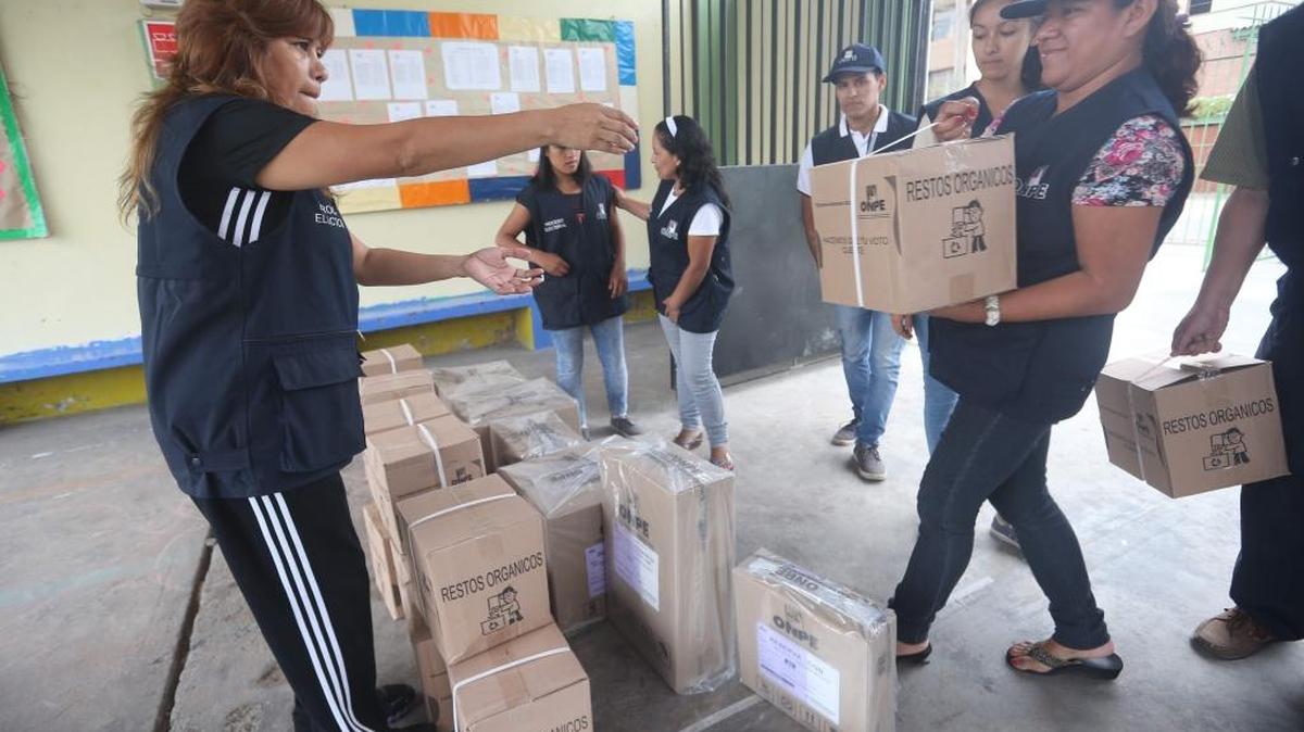 Trabajadores participan en el traslado de material electoral, a cargo de la Oficina Nacional de Procesos Electorales (ONPE), el sábado en Lima, Perú. El país celebra este domingo la primera ronda de las elecciones presidenciales para el gobierno 2016-2021.