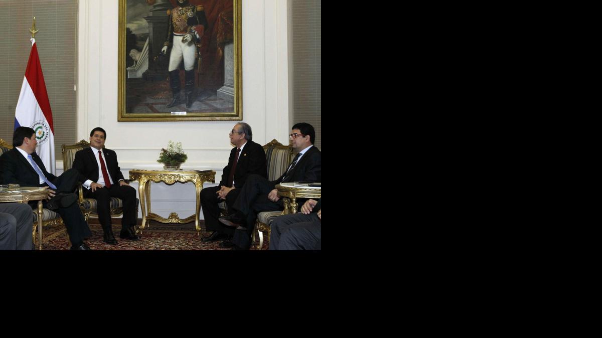
El presidente de Paraguay, Horacio Cartes (2 izq.), participa en una reunión el lunes en Asunción con representantes de los tres poderes del Estado para abordar la seguridad en el país, después de que el asesinato del periodista Pablo Medina alertara sobre supuestas conexiones entre algunos políticos con el narcotráfico. 
