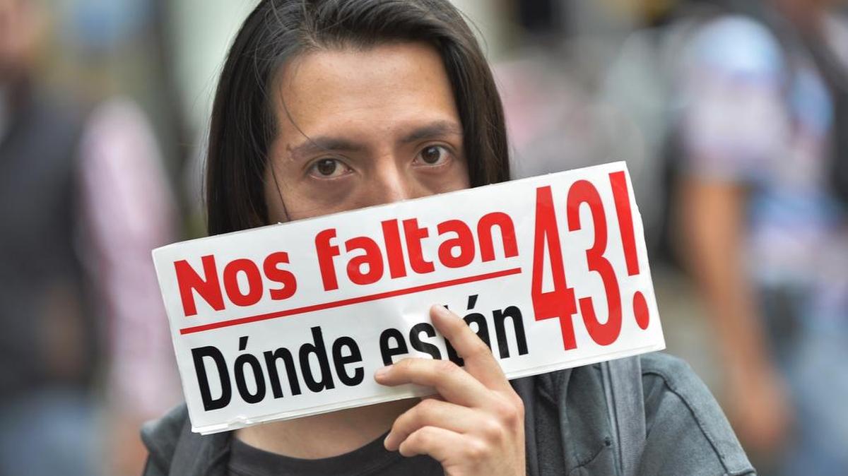 Padres, familiares y amigos participan en una protesta por el segundo aniversario de la desaparición de los 43 estudiantes de Ayotzinapa, el 26 de septiembre de 2016, en Ciudad de México.