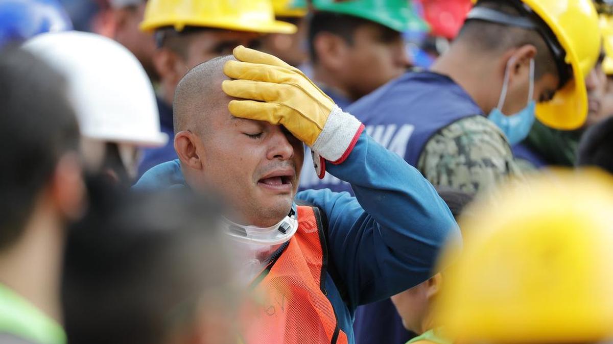 Miembros de equipos de rescate mexicanos y japoneses en Ciudad de México suspenden sus labores de búsqueda después que un sismo de magnitud 6.1 afectara el centro y sur de México.
