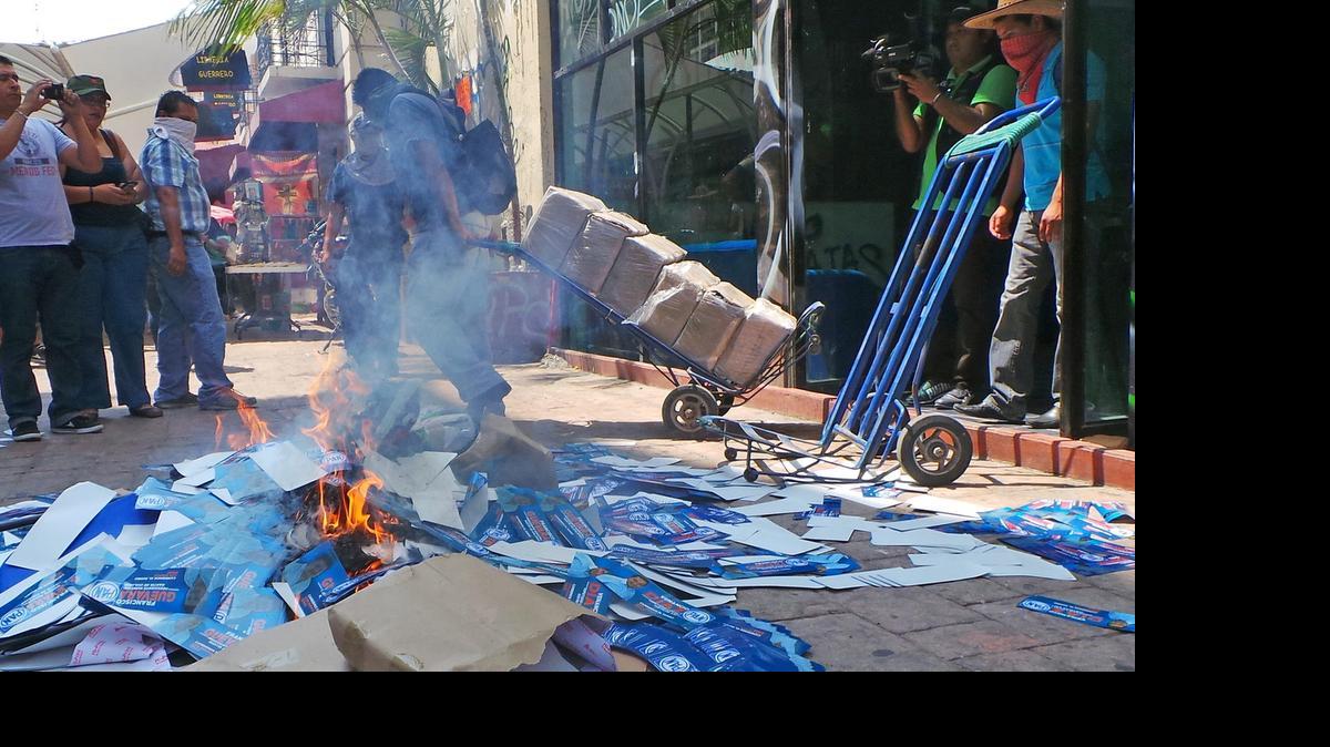 
Un grupo de maestros mexicanos extraen y queman propaganda electoral el viernes, en busca del boicot de los comicios del próximo 7 de junio en Guerrero (sur), en respuesta a la desaparición de 43 estudiantes en ese estado en septiembre. 
