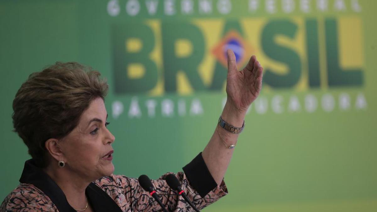 La presidenta brasileña, Dilma Rousseff, habla durante una rueda de prensa con corresponsales extranjeros donde afirmó hoy, martes 19 de abril de 2016, que el juicio en el Congreso con que la oposición intenta despojarla del mandato generará aún mayor inestabilidad política en Brasil e impedirá la recuperación económica por tratarse de una ruptura constitucional.