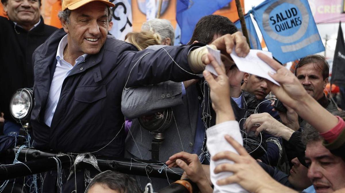 Pese a que el oficialista Daniel Scioli encabeza las encuestas, las proyecciones de voto no garantizan su triunfo en primera vuelta.