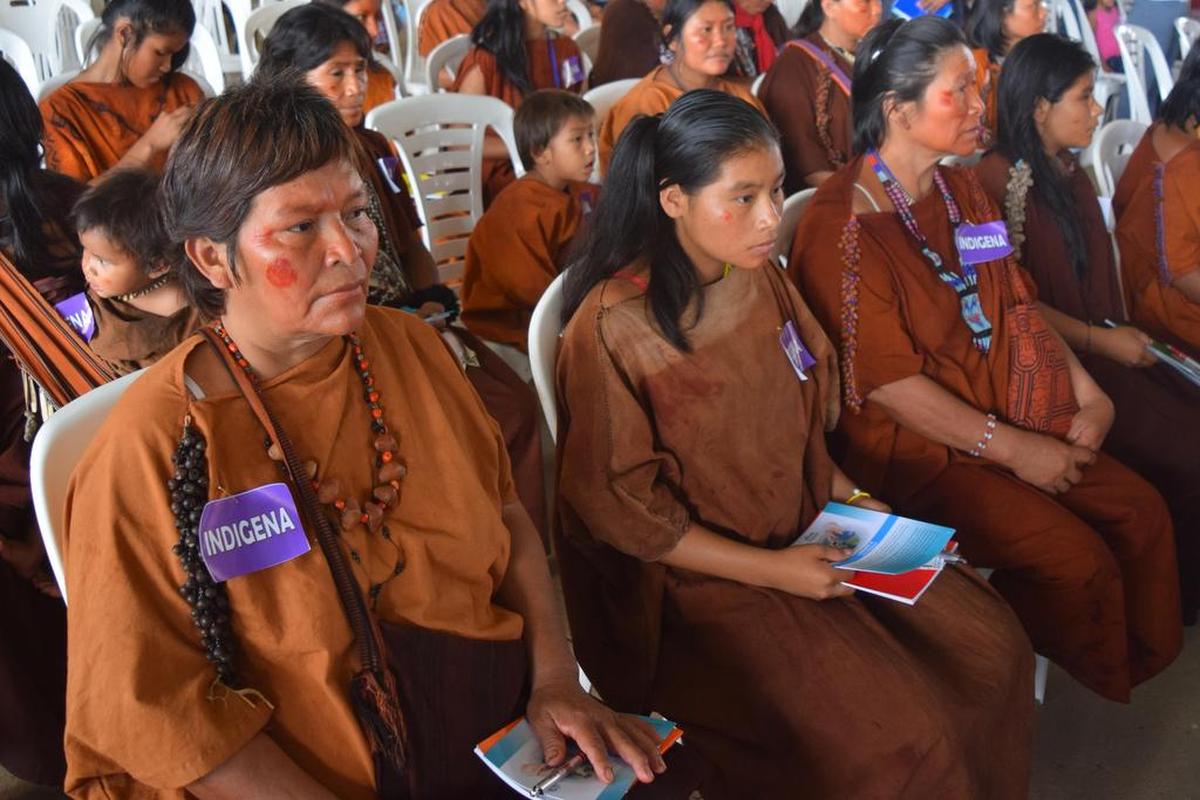Un grupo de mujeres indígenas reunidas en un anfiteatro en el sureste del Perú antes de la visita del papa Francisco. Se esperaba que unos 3,500 miembros de diferentes grupos étnicos llegaran a Puerto Maldonado antes de la visita.