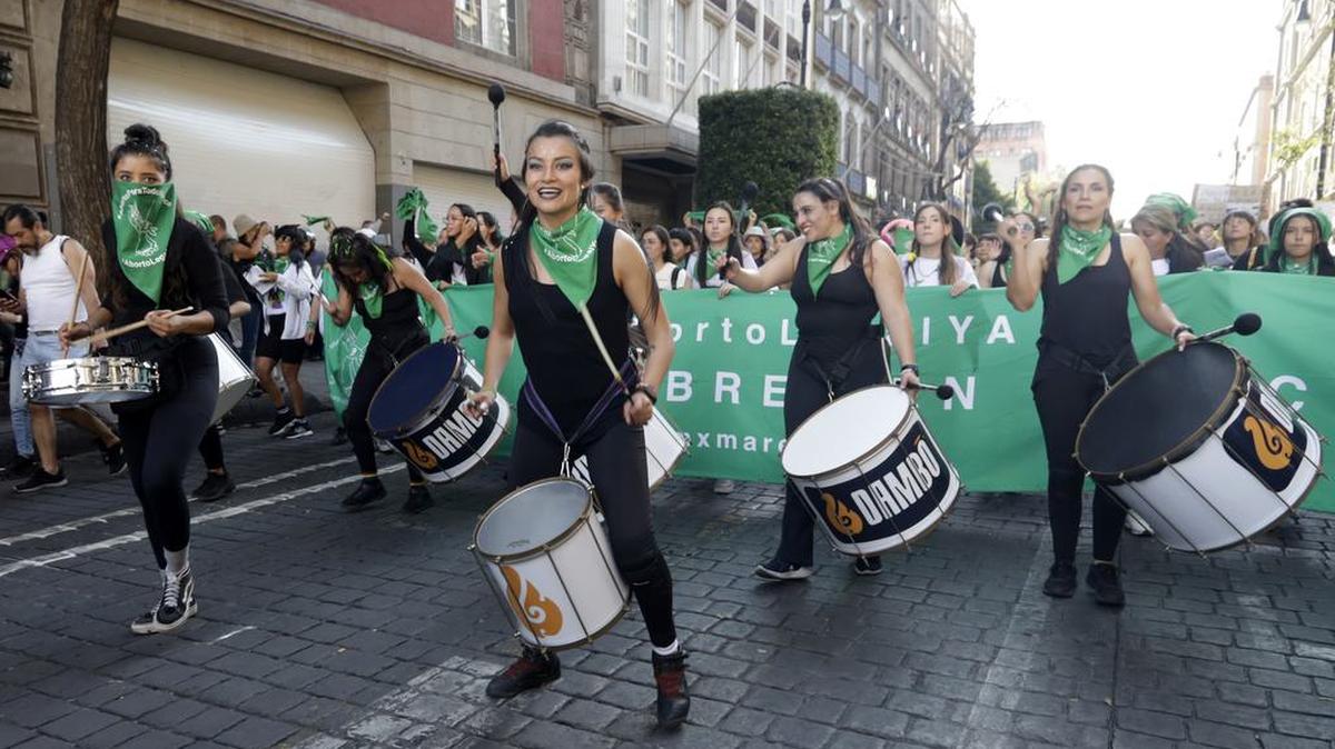 Cientos de mujeres participaron en el Día Mundial de Acción por el Aborto en la marcha para respaldar su demanda de aborto seguro en los servicios de salud públicos de México en el Zócalo de la Ciudad de México.
