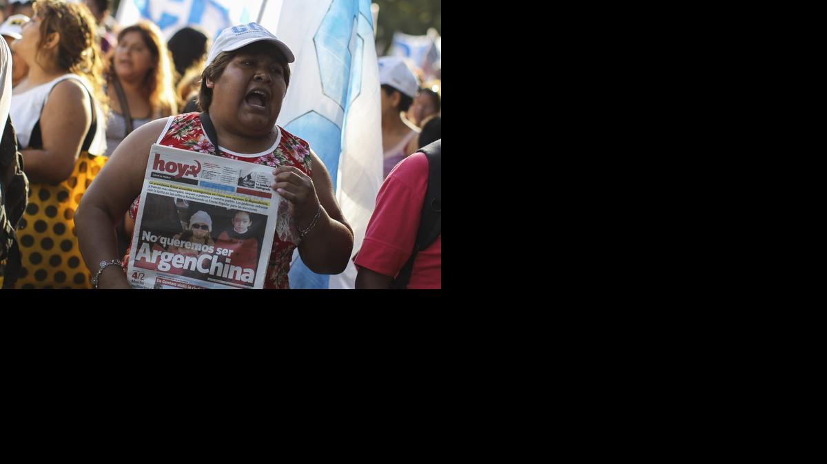 
Una mujer grita consignas durante una marcha hoy, miércoles 4 de febrero de 2015, para reclamar el esclarecimiento de la muerte del fiscal Alberto Nisman, ocurrido tras denunciar a la presidenta Cristina Fernández, en Buenos Aires (Argentina).

