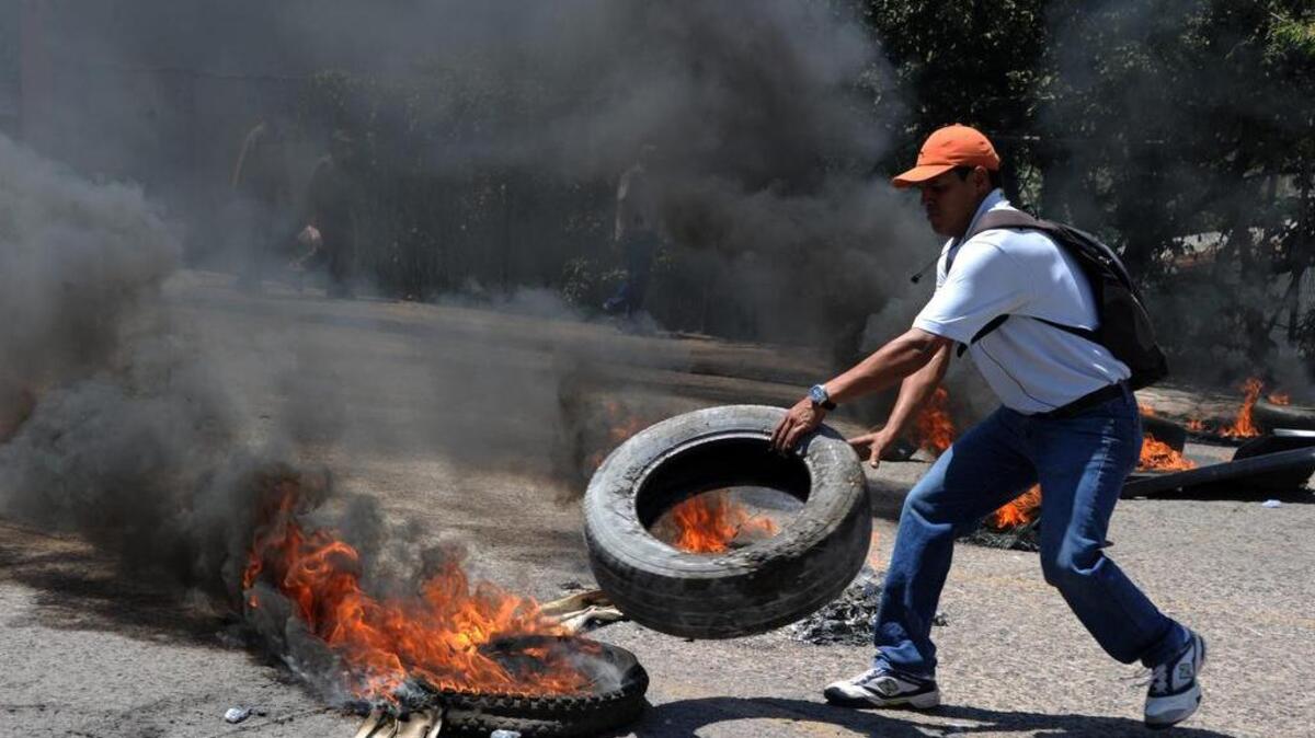 
Miembros de la llamada “Plataforma Indignada” y el Frente Nacional de Resistencia Popular (FNRP, izquierda) quemaron llantas en seis puentes sobre vías transitadas, lo que provocó serios congestionamientos.
