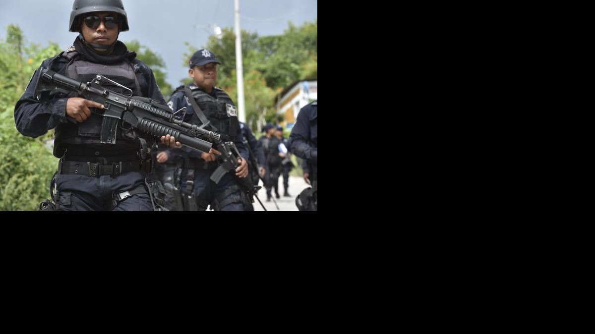
Policías patrullando en el Estado de Guerrero, México. Familiares y testigos aseguran que los uniformados se llevaron a los 43 estudiantes que están desaparecidos.

