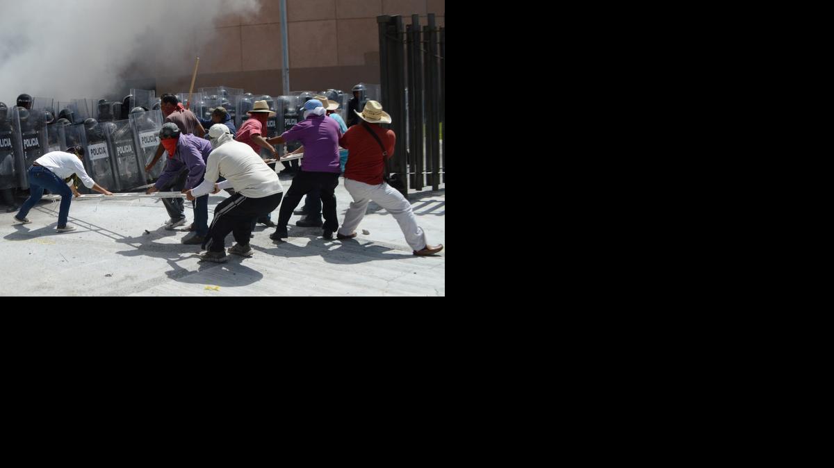 
Un grupo de profesores, estudiantes y familiares de los 43 jóvenes que desaparecieron hace 17 días se enfrentan a la policía el lunes, en la sede del gobierno y del Congreso de Guerrero, en el sur de México, para protestar por la lentitud de las investigaciones y exigir que aparezcan con vida. 
