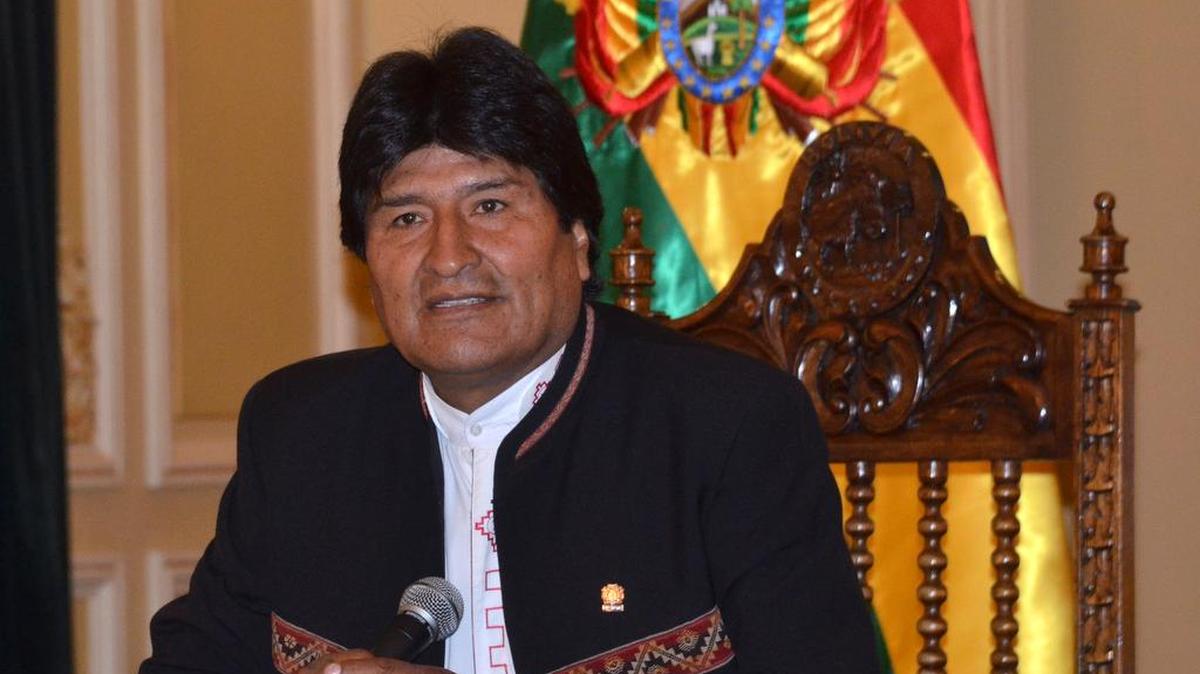 Fotografía cedida por la Agencia Boliviana de Información (ABI) del presidente de Bolivia, Evo Morales, hablando el lunes 29 de febrero de 2016, en La Paz, donde afirmó que si el niño que tuvo en 2007 con Gabriela Zapata vive quiere quedarse con él.