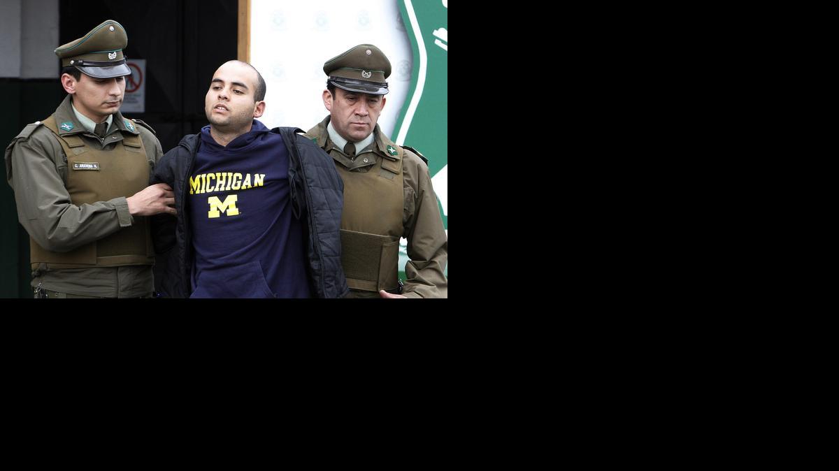 
Integrantes de la policía chilena escoltan el jueves a Juan Flores Riquelme hasta un Centro de justicia en Santiago de Chile. Riquelme es uno de los tres detenidos por su presunta participación en la colocación de artefactos explosivos en la estación del metro Los Dominicos y en el Subcentro Las Condes.


