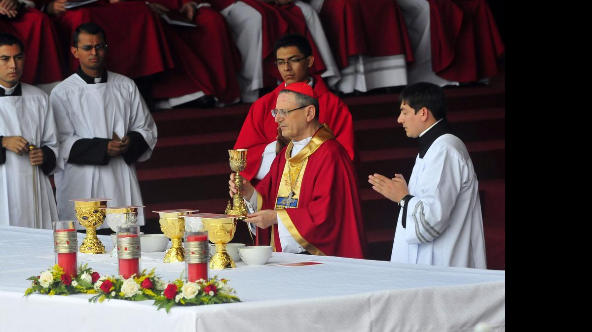 
El cardenal y enviado especial del papa Francisco, Angelo Amato, preside el sábado la ceremonia de beatificación de Óscar Arnulfo Romero (1917-1980), en la plaza Salvador del Mundo de San Salvador. 
