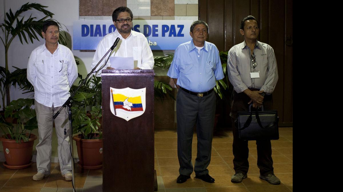 
El guerrillero de las Fuerzas Armadas Revolucionarias de Colombia (FARC), Jairo Martínez (2 der.), durante una conferencia de prensa de esa guerrillera en La Habana, en el 2014.
