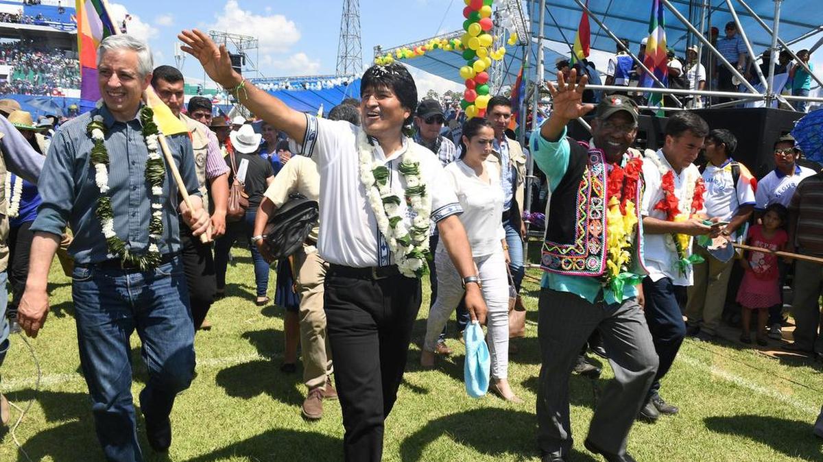 El presidente bolivano Evo Morales (centro), junto al vicepresidente Álvaro García Linera y el vicepresidente venezolano Aristóbulo Isturiz, participan en un acto para celebrar la primera victoria de Morales en 2005, el domingo en Cochabamba, Bolivia.