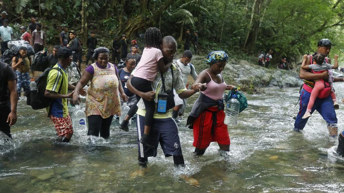 Migrantes haitianos caminan hacia Panamá a través del Tapón del Darién en Acandí, Colombia. La peligrosa selva del Darién, frontera natural entre Panamá y Colombia, ha visto en 2024 una caída en el número de migrantes que la cruzan a diario para llegar a Estados Unidos.