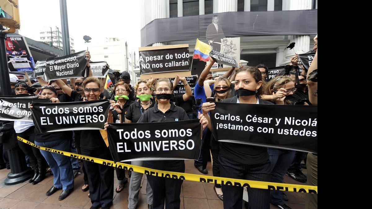 
Empleados y partidarios del diario El Universo participan en una manifestaciaan en el 2012, en Guayaquil, Ecuador, contra la condena a sus tres principales directivos y un ex editorialista en un litigio con el presidente Rafael Correa. 
