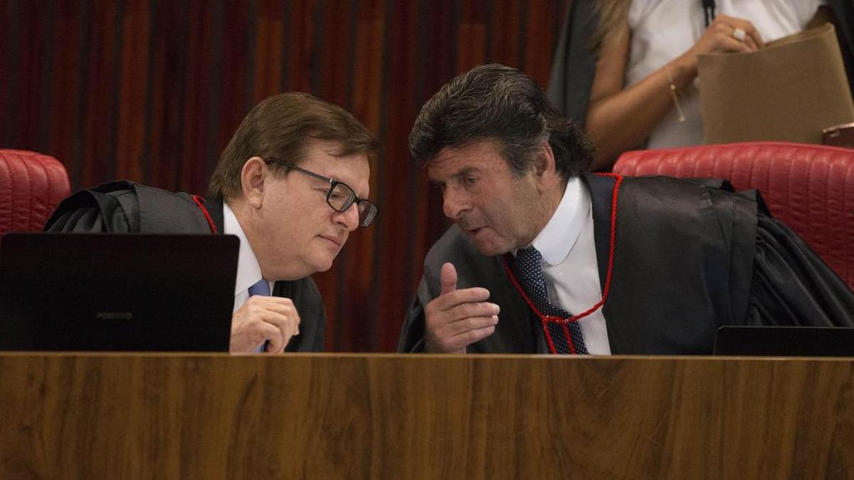 El relator del proceso ministerial, Herman Benjamín (i), habla con el ministro del Tribunal Supremo Federal (STF), Luiz Fux (d), en una audiencia parte del proceso contra Dilma Rousseff y Michel Temer el martes 6 de junio de 2017, en Brasilia (Brasil).