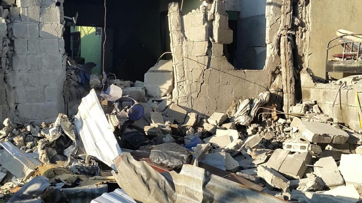 Fotografía cedida por los Bomberos de Honduras que muestra viviendas afectadas por una explosión el sábado, en Choloma. Al menos tres personas murieron y diez resultaron lesionadas.