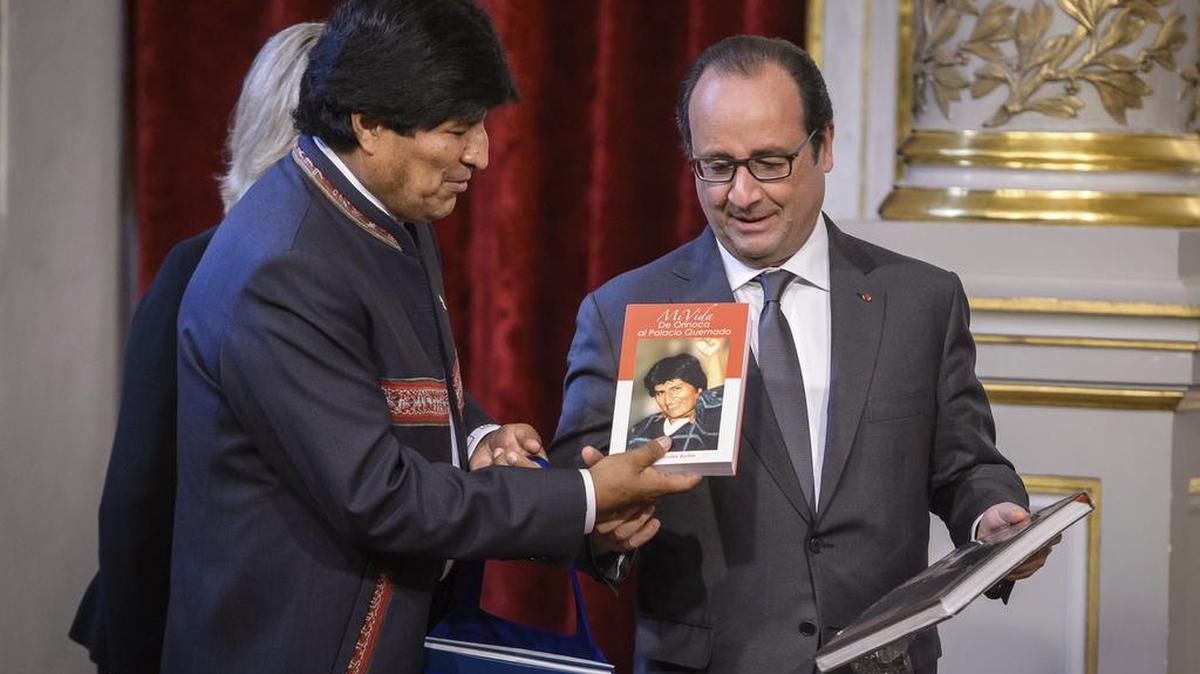 El presidente de Bolivia, Evo Morales (izq.), obsequia su libro autobiográfico ‘Mi Vida de Orinoca al Palacio Quemado’ a su homólogo francés, François Hollande, tras una rueda de prensa el lunes, en París.