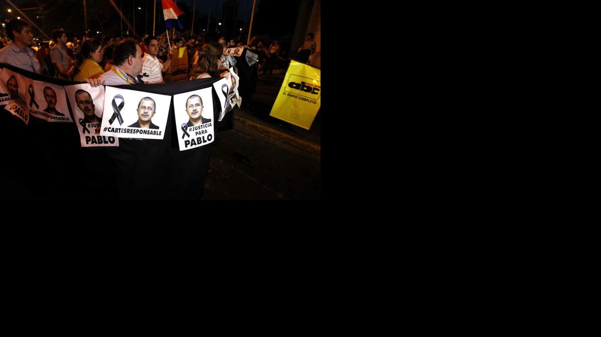 
Un grupo de periodistas protesta por el asesinato del periodista Pablo Medina frente al Panteón Nacional de los Héroes en Asunción, Paraguay. 

