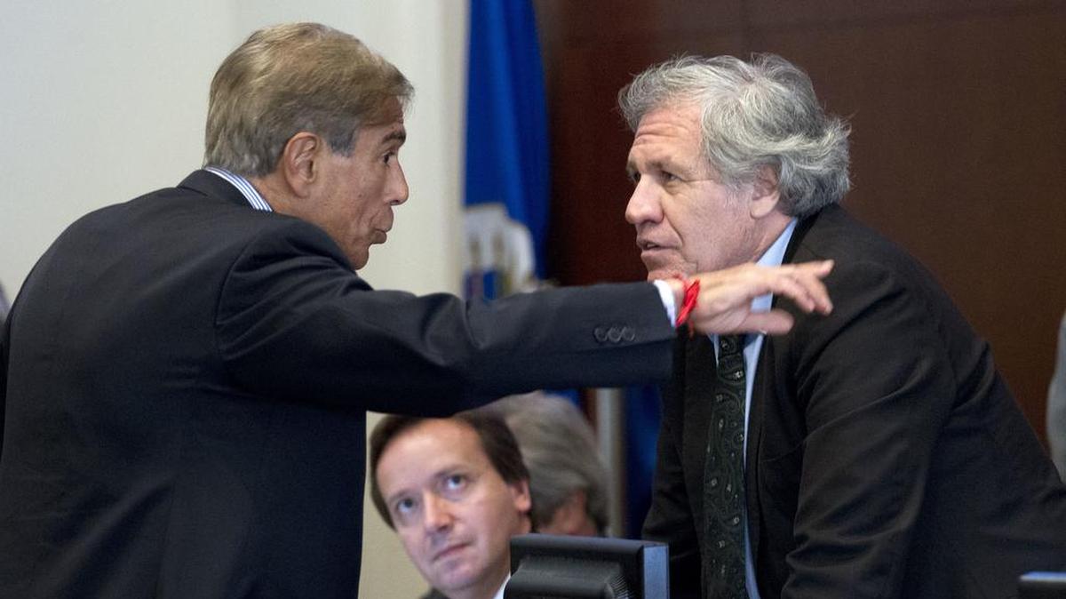 El Secretario General de la Organización de Estados Americanos (OEA), Luis Almagro Lemes, habla con el Representante Permanente de la OEA, Juan José Arcuri, de Argentina, antes de iniciar el Consejo Permanente de la OEA en Washington, el lunes 3 de abril de 2017, para analizar la situación en Venezuela.
