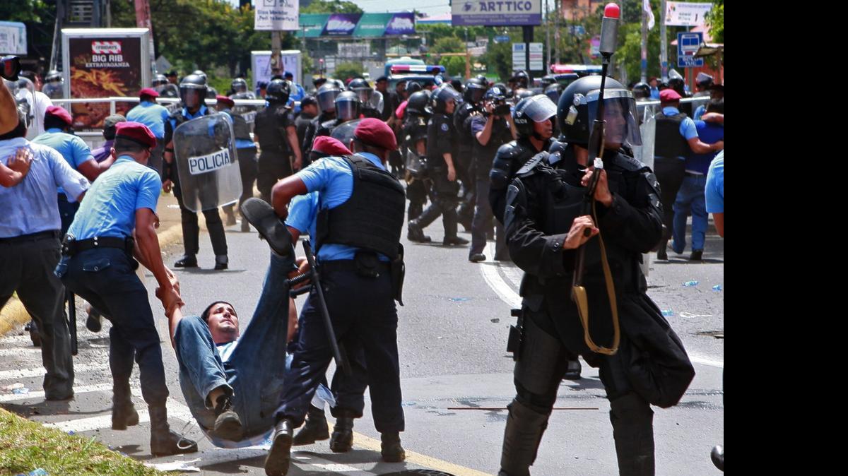 
Un hombre es capturado por la policía nacional de Nicaragua durante una protesta, el miércoles. Agentes antimotines replegaron con gases lacrimógenos una marcha de los integrantes del opositor Partido Liberal Independiente (PLI), quienes exigían elecciones libres y transparentes en noviembre del 2016.
