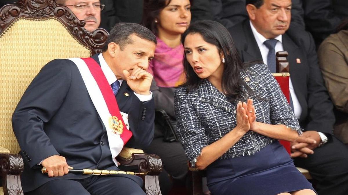 El presidente de Perú, Ollanta Humala, y su esposa, Nadine Heredia, en un desfile cívico-militar en Lima.