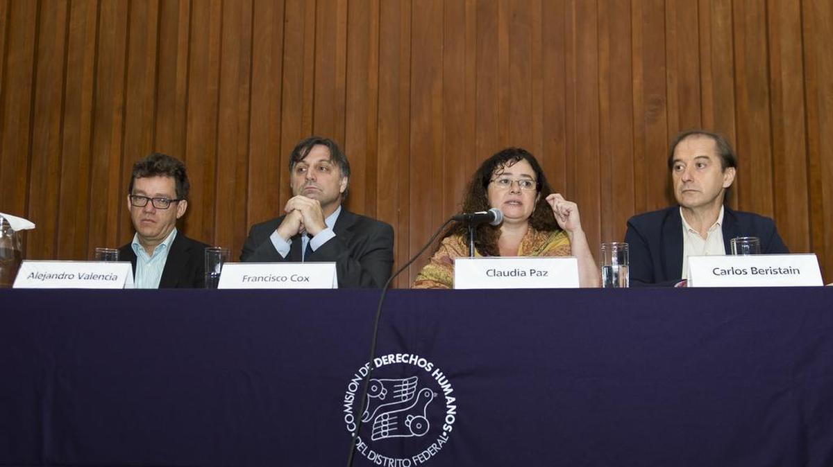 
Francisco Cox (2 izq.), experto de la CIDH, dijo el lunes en México que han solicitado ampliar el mandato por seis meses más a la comisión que realiza una investigación independiente sobre la desapareción de los 43 estudiantes.
