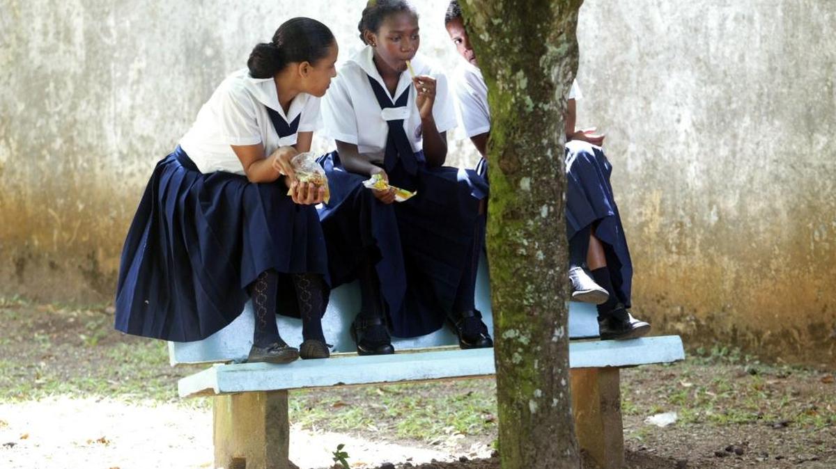 
Tres adolescentes conversan durante un receso en la escuela secundaria Morvian, en Bluefields, Nicaragua. Foto archivo.
