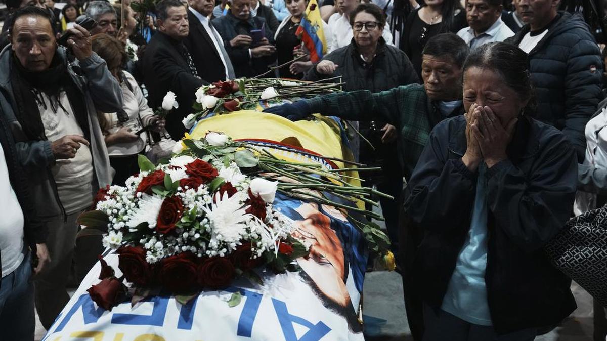 Los dolientes presentan sus respetos finales al candidato presidencial Fernando Villavicencio en un servicio conmemorativo en Quito, Ecuador, el viernes 11 de agosto de 2023. El hombre de 59 años recibió un disparo mortal en un mitin político el 9 de agosto en Quito.