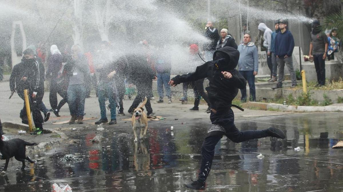 Manifestantes chocan con la policía mientras defensores de los derechos humanos marchan en Santiago, el 11 de septiembre, el año 2016 en conmemoración del 43 aniversario del golpe militar encabezado por el general Augusto Pinochet que derrocó al presidente Salvador Allende.