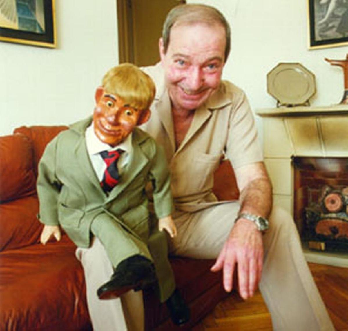 El ventrilocuo Ricardo Gamero, conocido como Mister Chasman, con el muñeco Chirolita