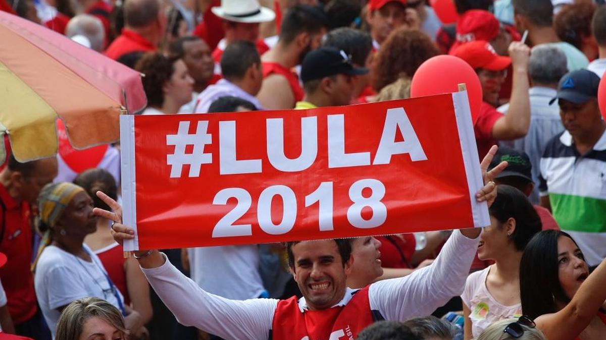 Un partidario del ex presidente brasileño Luiz Inácio Lula da Silva sostiene una pancarta en apoyo de otra candidatura presidencial para este. Da Silva va como uno de los candidatos favoritos para las elecciones del 2018.